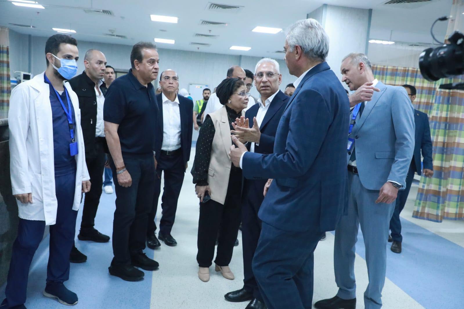 وزي الصحة يستمع لشرح امين عام المستشفيات الجامعيه